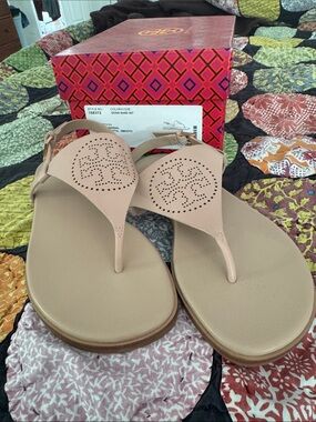 Tory Burch Capri Perf Logo Beige Leather Sandals Flat Thongs Size 6.5 New